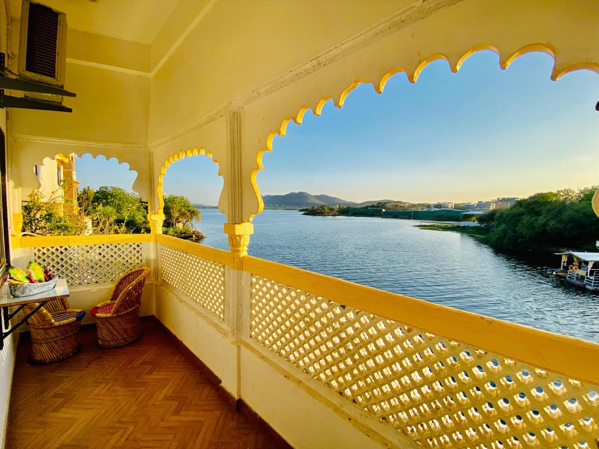 Hotel Vallabh A Lake Facing Balcony Udaipur Eksteriør billede