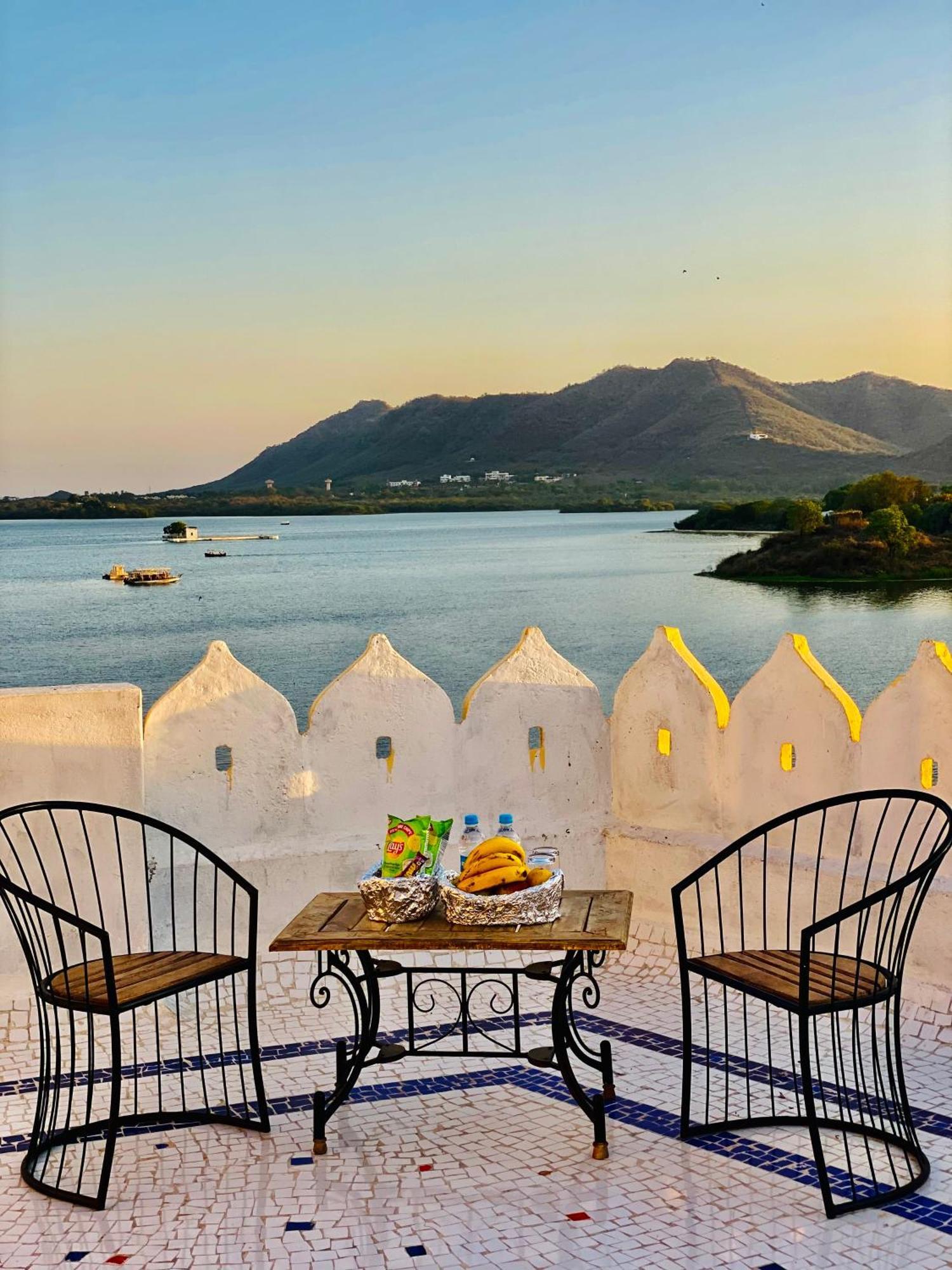 Hotel Vallabh A Lake Facing Balcony Udaipur Eksteriør billede