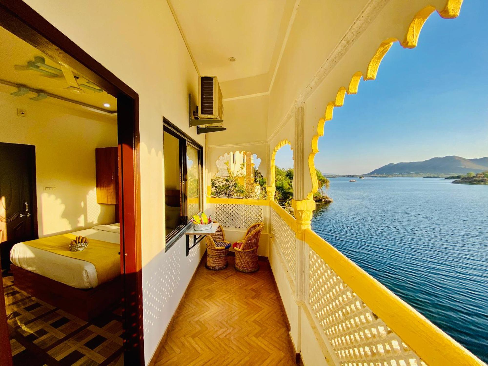 Hotel Vallabh A Lake Facing Balcony Udaipur Eksteriør billede