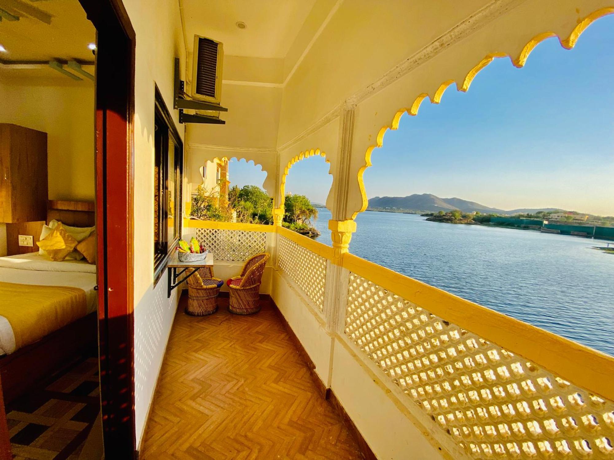 Hotel Vallabh A Lake Facing Balcony Udaipur Eksteriør billede