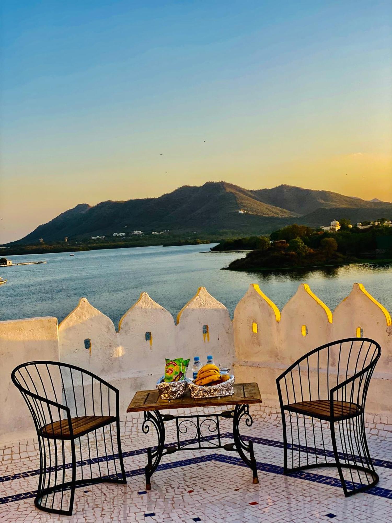 Hotel Vallabh A Lake Facing Balcony Udaipur Eksteriør billede